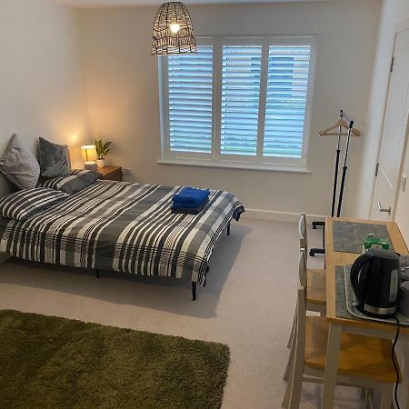 Very Large Double Room With Corner Sofa, Sky Tv, Netflix Etc, Fridge And Microwave Newhaven Extérieur photo