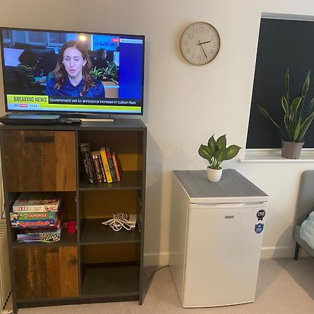 Very Large Double Room With Corner Sofa, Sky Tv, Netflix Etc, Fridge And Microwave Newhaven Extérieur photo