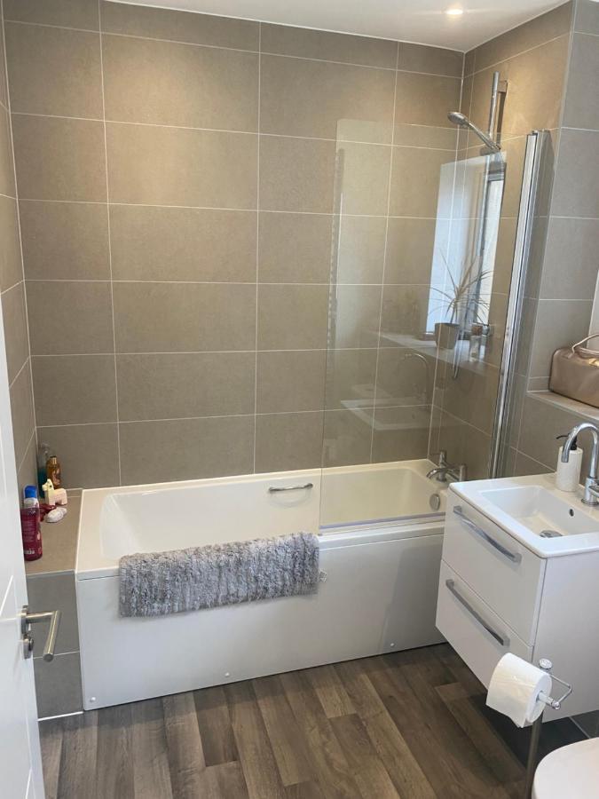 Very Large Double Room With Corner Sofa, Sky Tv, Netflix Etc, Fridge And Microwave Newhaven Extérieur photo