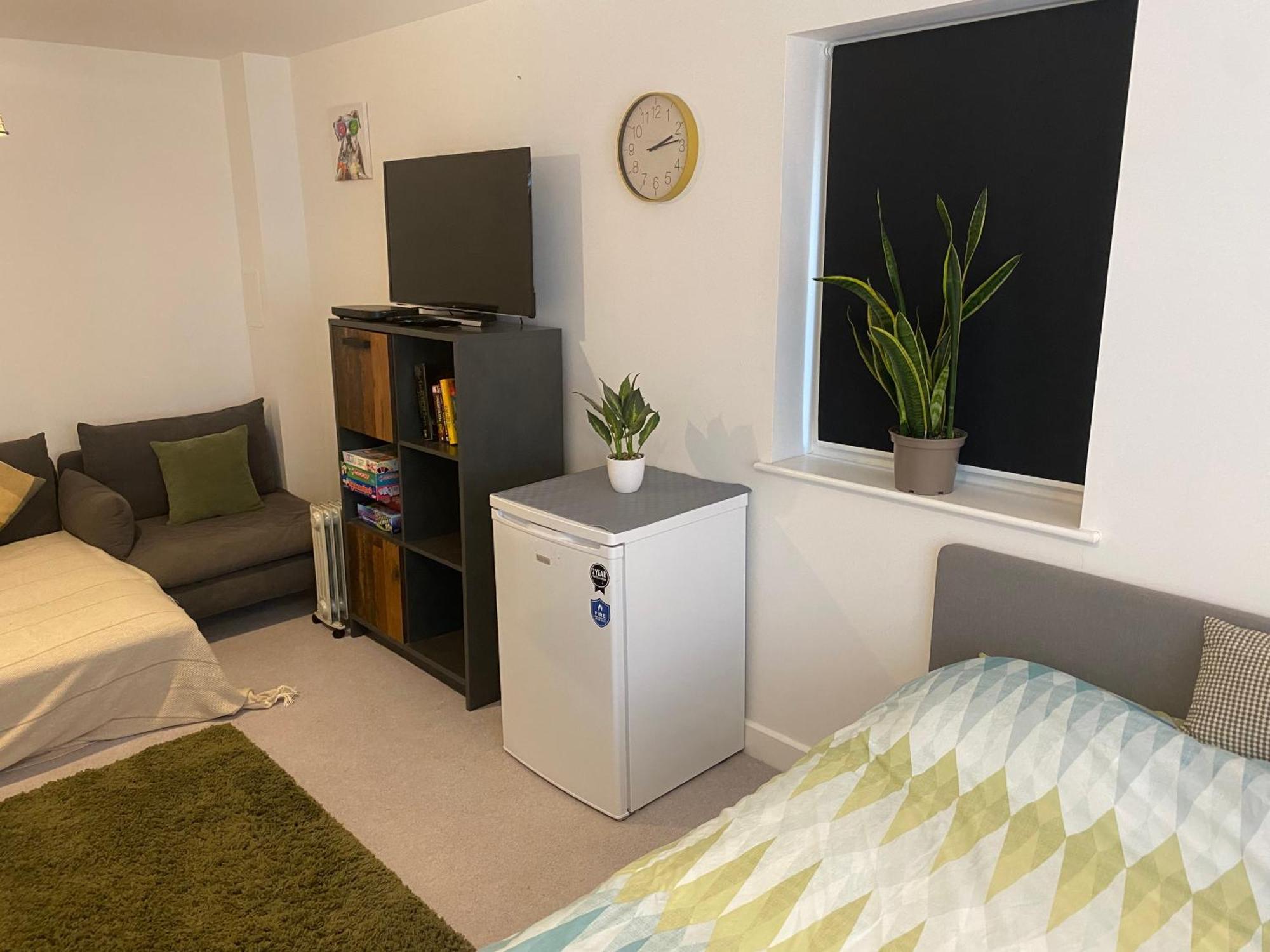 Very Large Double Room With Corner Sofa, Sky Tv, Netflix Etc, Fridge And Microwave Newhaven Extérieur photo