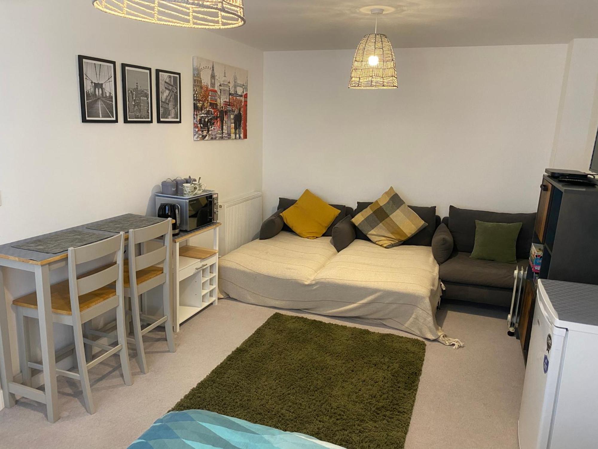 Very Large Double Room With Corner Sofa, Sky Tv, Netflix Etc, Fridge And Microwave Newhaven Extérieur photo